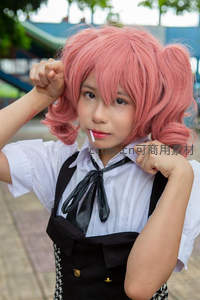 粉发少女俏皮咬棒棒糖，活力满满