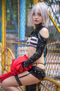 银发酷妹倚栏杆，皮衣红裙显个性