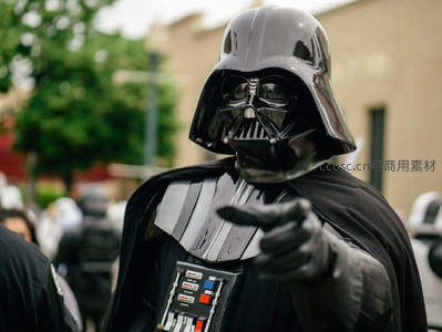 黑武士指向前方，经典造型引注目