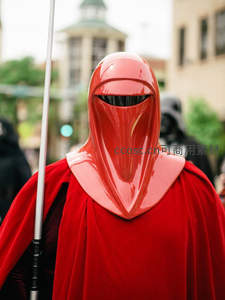 红色帝国卫兵手持长杖威严伫立