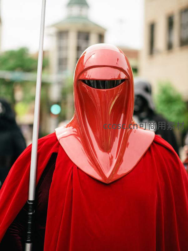 红色帝国卫兵手持长杖威严伫立