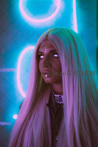 霓虹灯下紫发女子眼神迷离神秘
