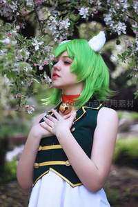 绿发少女花树下静思