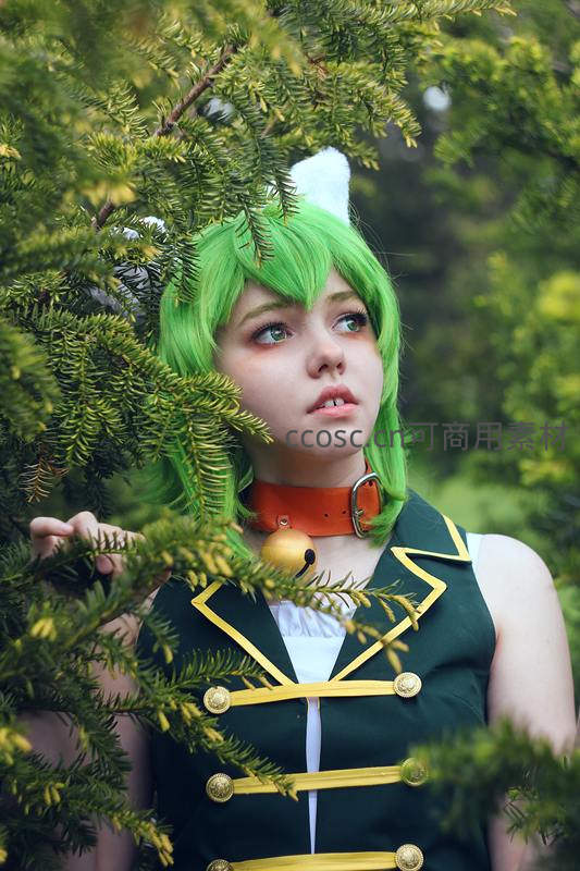 绿发角色林间探头张望