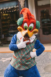 卡通角色街头热情互动