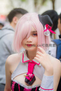 粉发少女cosplay甜美亮相