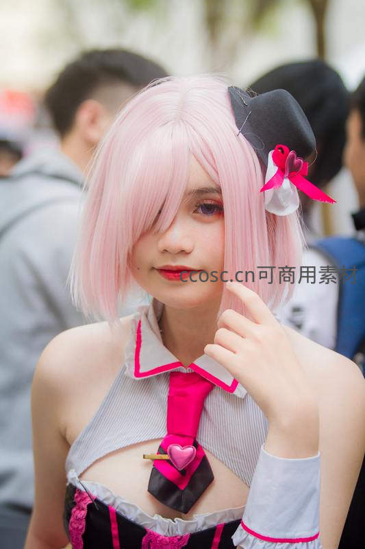 粉发少女cosplay甜美亮相