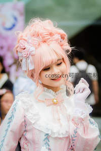 洛丽塔风格少女微笑回眸