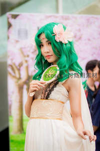 绿发精灵少女手持魔法镜子