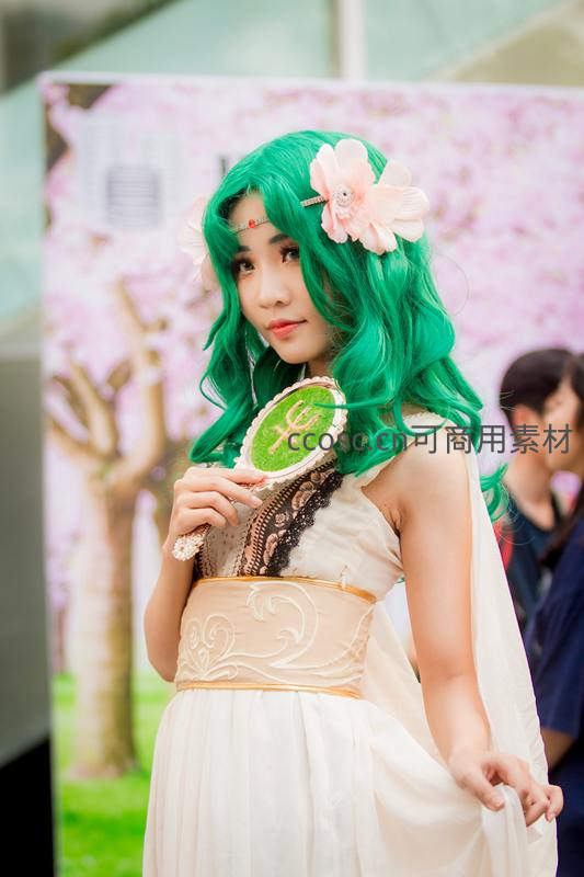 绿发精灵少女手持魔法镜子