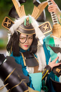 武士盔甲coser英气逼人持剑