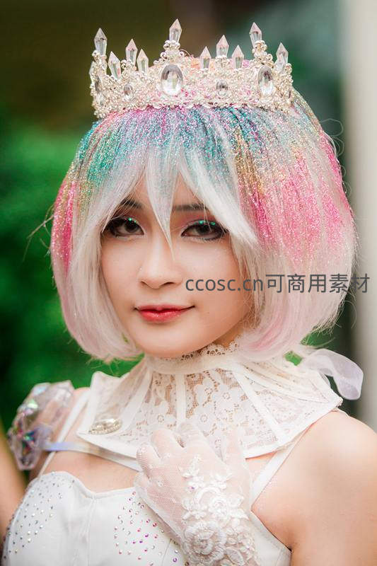 彩虹发色少女头戴水晶皇冠