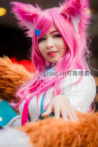 粉发猫耳少女微笑迷人