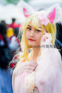 金发猫耳少女戴眼镜轻抚面颊