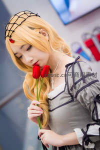 金发少女手持红郁金香，优雅迷人