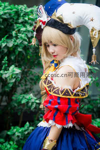 华丽小丑装少女置身绿植间