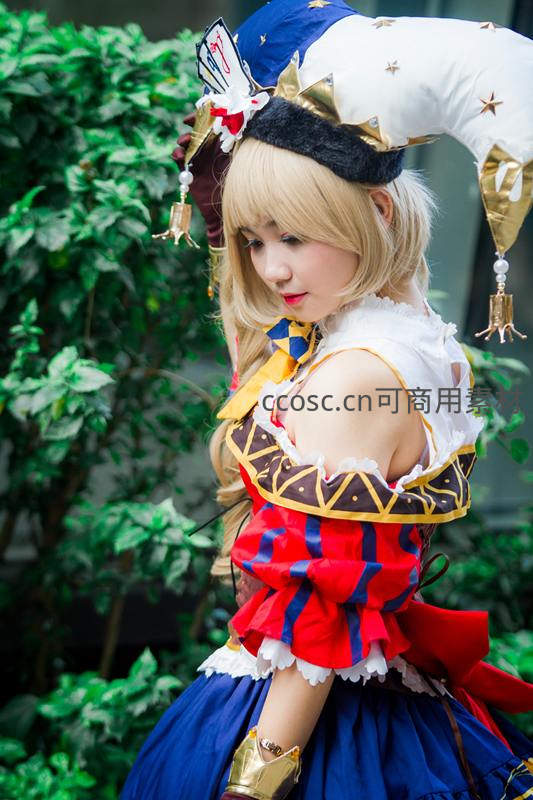 华丽小丑装少女置身绿植间