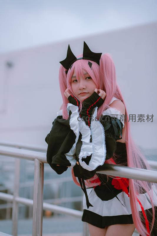 粉发双马尾少女倚栏，俏皮可爱