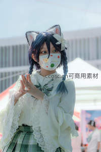 蓝发少女戴猫耳口罩双手合十