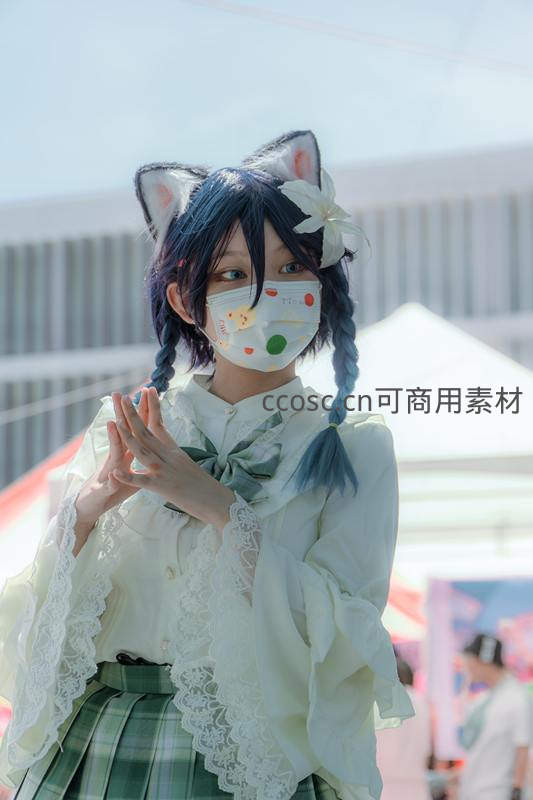 蓝发少女戴猫耳口罩双手合十