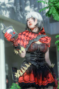 银发女战士手持武器眼神冷峻