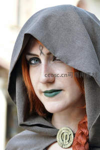 红发女巫头戴兜帽神秘凝视