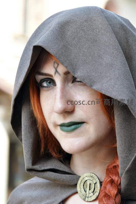 红发女巫头戴兜帽神秘凝视