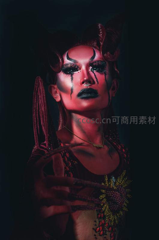 恶魔妆容女子暗黑魅惑特写