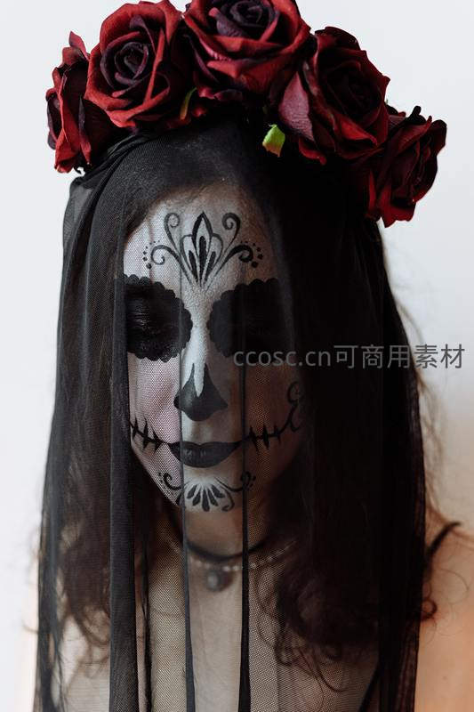 骷髅妆少女戴黑纱玫瑰花环
