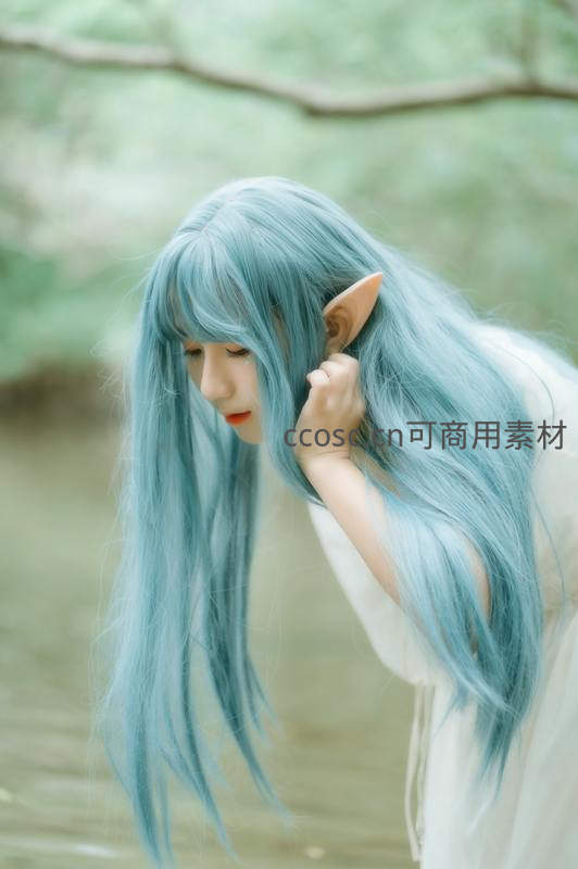 蓝发精灵少女林间沉思