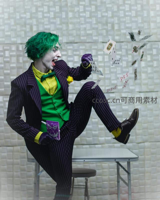 小丑抛洒扑克牌动感瞬间