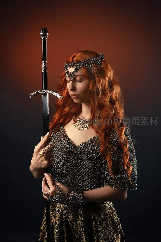 红发女战士手持长剑，身穿锁子甲英姿飒爽