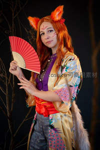 狐妖少女手持折扇，耳尾俱全神态娇媚
