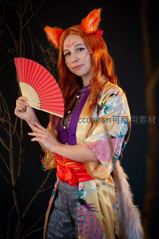 狐妖少女手持折扇，耳尾俱全神态娇媚