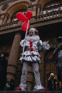 小丑手持气球街头表演