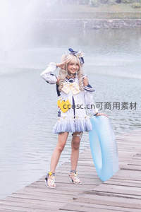 湖边少女举泳圈敬礼