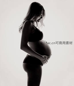 黑白孕妈侧影，温柔守护生命之光