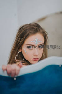 精灵妆容少女探头凝视