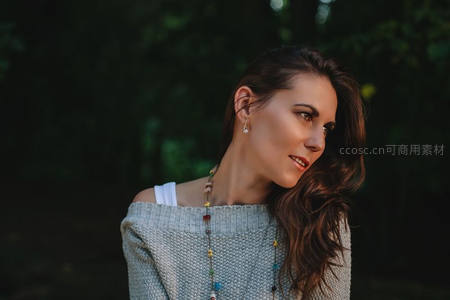 森林中微笑女子回眸