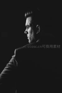 暗影中的男性侧脸剪影