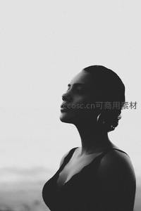 仰望天空的女性剪影