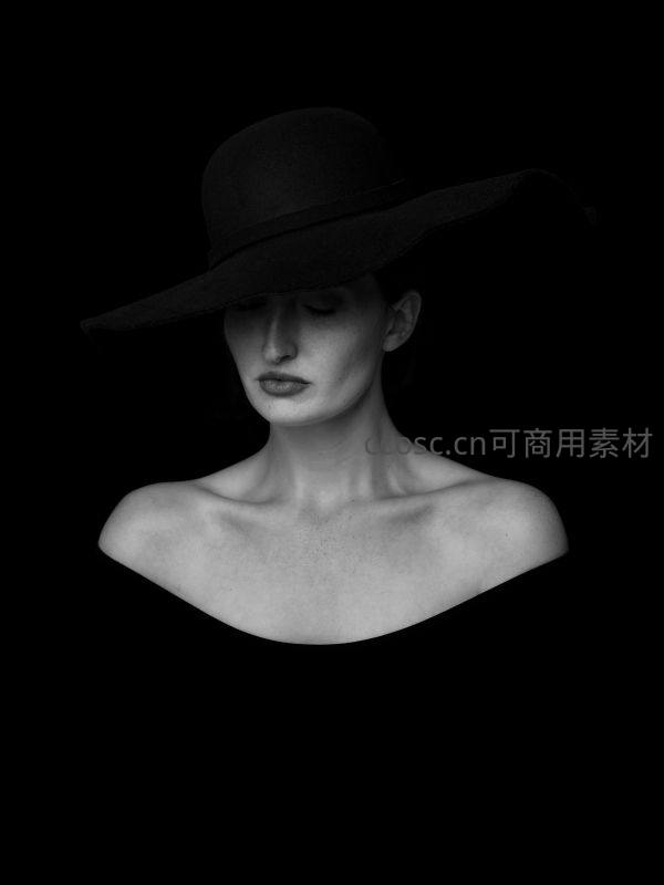 黑帽女子优雅侧颜，光影勾勒神秘轮廓