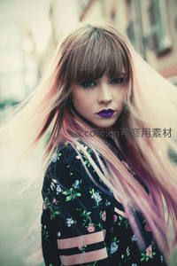 紫唇少女街头时尚特写