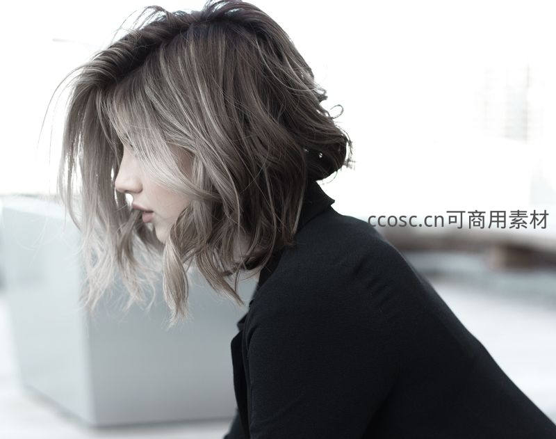 侧颜少女浅灰发丝，简约黑衣显清冷气质