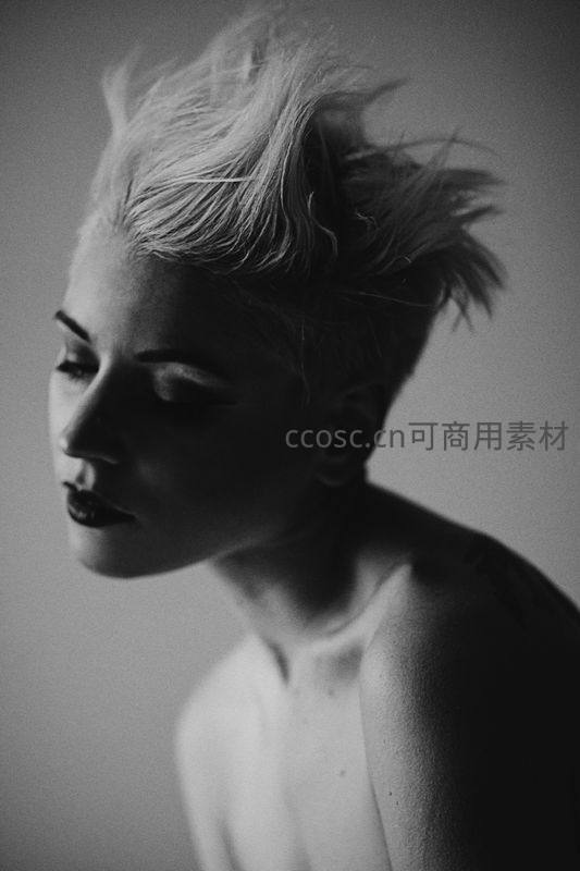 黑白光影下的个性短发女性侧颜