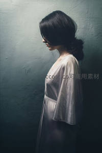 侧影女子倚墙沉思