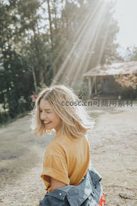 阳光穿透林间，少女回眸微笑