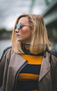 街头时尚女郎回眸