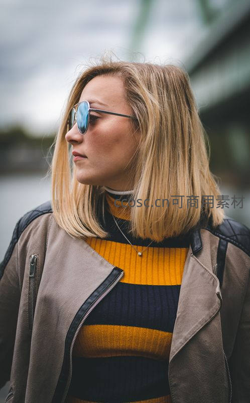 街头时尚女郎回眸