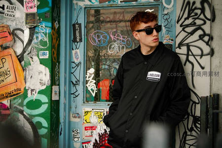 街头涂鸦墙前酷帅青年